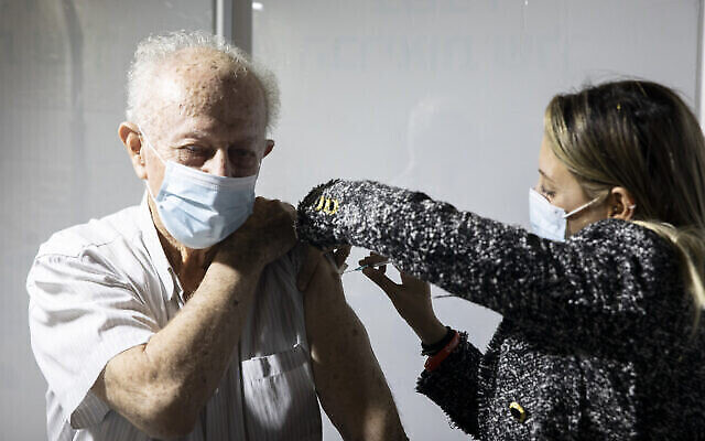 Un homme israélien se fait vacciner contre le coronavirus dans un centre de vaccination Clalit à Jérusalem, le 4 janvier 2021. (Olivier Fitoussi/Flash90)