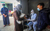 Un soignant palestinien effectue un dépistage pour le coronavirus dans un centre de santé à Rafah, dans le sud de la bande de Gaza, le 5 janvier 2020. (Crédit ; Abed Rahim Khatib/Flash90)