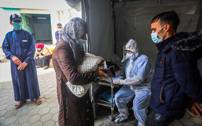 Un soignant palestinien effectue un dépistage pour le coronavirus dans un centre de santé à Rafah, dans le sud de la bande de Gaza, le 5 janvier 2020. (Crédit ; Abed Rahim Khatib/Flash90)