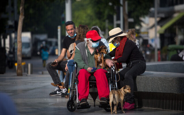 Des gens à Tel Aviv, certains portant des masques protecteurs, le 6 janvier 2021. (Miriam Alster / FLASH90)
