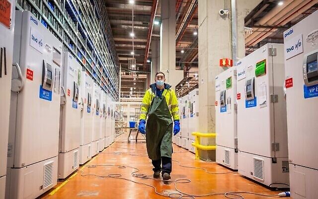 Un employé de Teva au centre logistique de Teva Pharmaceuticals à Shoham, où sont stockés les vaccins contre le coronavirus qui sont ensuite distribués dans tout le pays, le 7 janvier 2021. (Crédit : Yossi Aloni/Flash90) Un employé de Teva au centre logistique de Teva Pharmaceuticals à Shoham, où sont stockés les vaccins contre le coronavirus qui sont ensuite distribués dans tout le pays, le 7 janvier 2021. (Crédit : Yossi Aloni/Flash90)