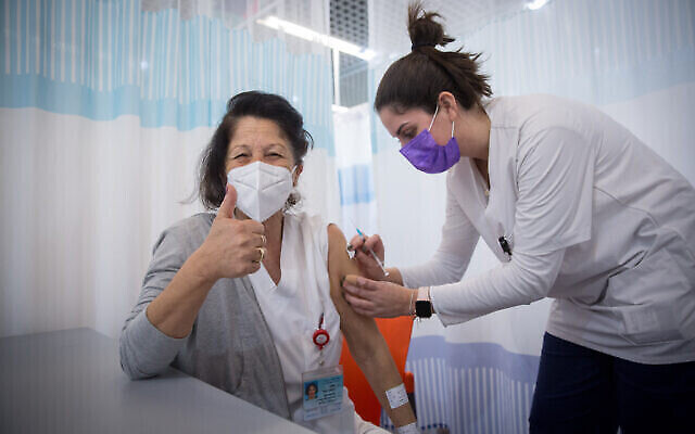 Les personnels de l'hôpital Sheba Tel haShomer reçoivent leur seconde dose de vaccin contre la COVID-19 aux abords de Tel Aviv, le 10 janvier 2021. (Crédit : Miriam Alster/Flash90)
