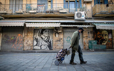 Un homme au marché Mahane Yehuda à Jérusalem le 10 janvier 2021, lors d'un troisième confinement national contre le coronavirus. (Yonatan Sindel / Flash90)