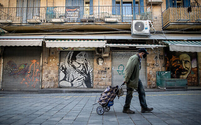 Un homme au marché Mahane Yehuda à Jérusalem le 10 janvier 2021, lors d'un troisième confinement national contre le coronavirus. (Yonatan Sindel / Flash90) Un homme au marché Mahane Yehuda à Jérusalem le 10 janvier 2021, lors d'un troisième confinement national contre le coronavirus. (Yonatan Sindel / Flash90)