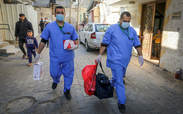 Des équipes du ministère palestinien de la Santé procèdent à des contrôles aléatoires par prélèvement sanguin dans la ville de Rafah, au sud de la bande de Gaza, le 14 janvier 2021. (Crédit : Abed Rahim Khatib/Flash90) Des équipes du ministère palestinien de la Santé procèdent à des contrôles aléatoires par prélèvement sanguin dans la ville de Rafah, au sud de la bande de Gaza, le 14 janvier 2021. (Crédit : Abed Rahim Khatib/Flash90)