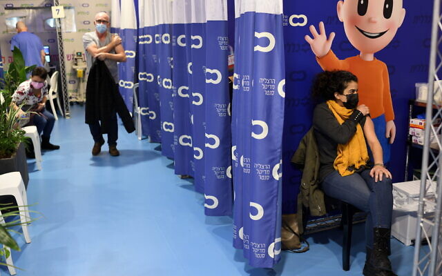 Une femme se fait vacciner contre le coronavirus dans un centre de vaccination de la ville côtière de Herzliya, le 16 janvier 2021. (Crédit :  Gili Yaari /Flash90)