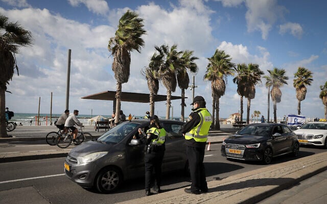 La police à un barrage routier temporaire sur la promenade de la plage de Tel Aviv, lors d'un confinement à l'échelle nationale. Le 16 janvier 2021. (Nati Shohat/Flash90) La police à un barrage routier temporaire sur la promenade de la plage de Tel Aviv, lors d'un confinement à l'échelle nationale. Le 16 janvier 2021. (Nati Shohat/Flash90)