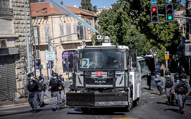 Des agents de police affrontent des hommes ultra-orthodoxes pour faire respecter les directives du coronavirus à Mea Sharim, à Jérusalem, le 24 janvier 2021. (Crédit : Yonatan Sindel/Flash90)