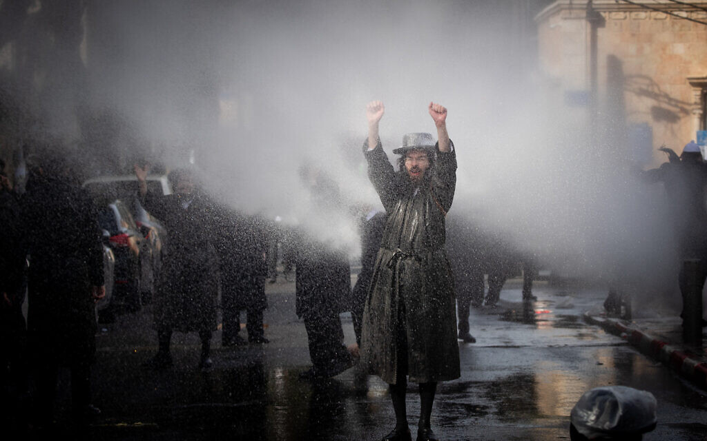 Des affrontements entre des hommes juifs haredim et la police alors qu’elle tente de faire appliquer les restrictions relatives au coronavirus, à Jérusalem, le 26 janvier 2021. (Crédit : Yonatan Sindel / Flash90) Des affrontements entre des hommes juifs haredim et la police alors qu’elle tente de faire appliquer les restrictions relatives au coronavirus, à Jérusalem, le 26 janvier 2021. (Crédit : Yonatan Sindel / Flash90)