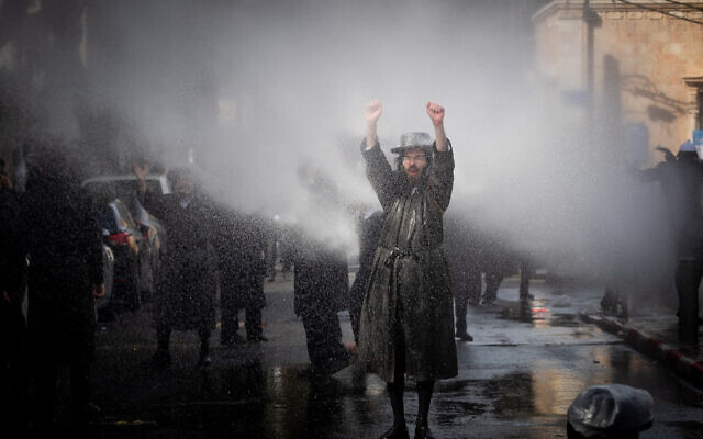 Des affrontements entre des hommes juifs haredim et la police alors qu’elle tente de faire appliquer les restrictions relatives au coronavirus, à Jérusalem, le 26 janvier 2021. (Crédit : Yonatan Sindel / Flash90)
