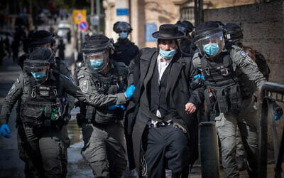 La police affronte des hommes haredim pour faire respecter les restrictions contre le coronavirus, à Jérusalem, le 26 janvier 2021. (Crédit : Yonatan Sindel / Flash90)
