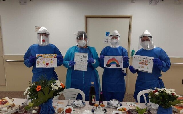 Les personnels médicaux de l'hôpital Soroka avant un seder à Pessah, à Beer Sheva, le 8 avril 2020. (Crédit : ministère de la Santé)