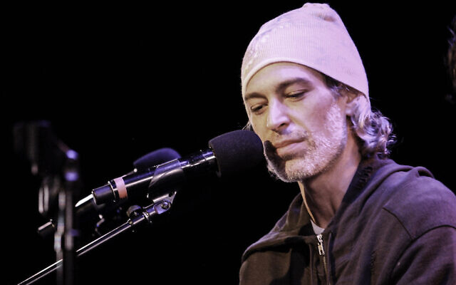 Le chanteur juif américain Matisyahu prend la parole au Poisson Rouge, à New York City, le 8 janvier 2016. (Autorisation : Amir Norman via JTA) Le chanteur juif américain Matisyahu prend la parole au Poisson Rouge, à New York City, le 8 janvier 2016. (Autorisation : Amir Norman via JTA)