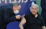 Le Premier ministre Benjamin Netanyahu reçoit son deuxième vaccin contre le coronavirus de Pfizer-BioNTech au Sheba Medical Center de Ramat Gan, le 9 janvier 2021. (Crédit : Amos Ben-Gershom / GPO)