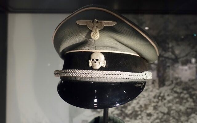 Une casquette militaire des SS. (Crédit : Wolfmann / CC BY-SA 4.0) Une casquette militaire des SS. (Crédit : Wolfmann / CC BY-SA 4.0)