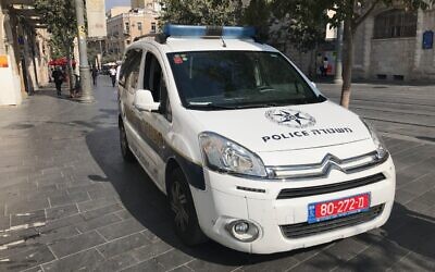 Illustration : Une voiture de patrouille de police à Jérusalem, le 20 septembre 2017. (Times of Israel/Stuart Winer)