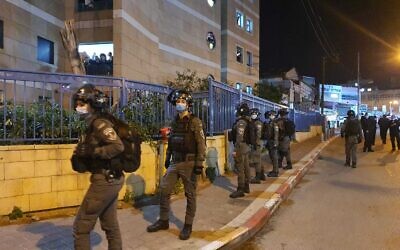 La police fait fonctionner le confinement à Bnei Brak, le 21 janvier 2020. (Crédit : Police israélienne)