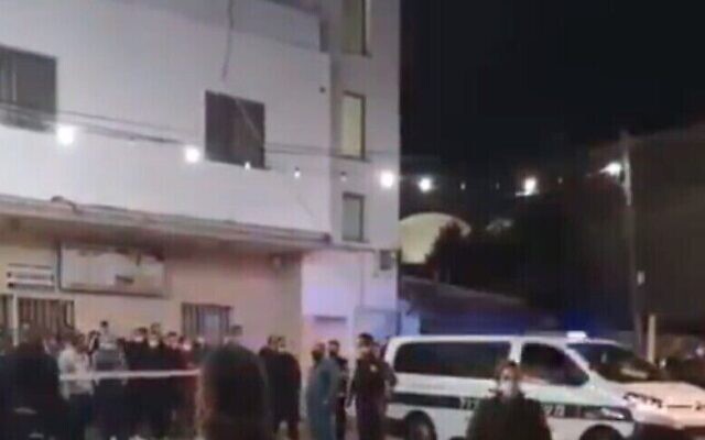 Capture d'écran d'une vidéo sur la scène d'une fusillade mortelle dans la ville arabe israélienne de Kafr Qara, le 7 janvier 2021. (Crédit : Walla) Capture d'écran d'une vidéo sur la scène d'une fusillade mortelle dans la ville arabe israélienne de Kafr Qara, le 7 janvier 2021. (Crédit : Walla)