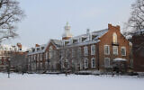 Illustration : Le Maryland Hall à l'université John Hopkins, à Baltimore, dans le Maryland, le 12 janvier 2011. (Crédit : Wikimedia Commons)