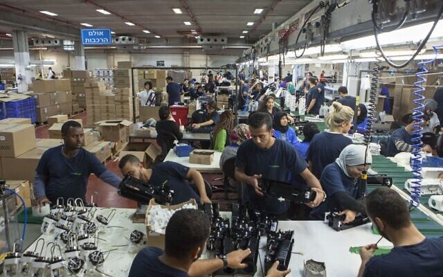Des employés travaillent dans l'usine SodaStream construite au plus profond du désert du Néguev, près de la ville de Rahat, en Israël, le 2 septembre 2015. (AP/Dan Balilty) Des employés travaillent dans l'usine SodaStream construite au plus profond du désert du Néguev, près de la ville de Rahat, en Israël, le 2 septembre 2015. (AP/Dan Balilty)