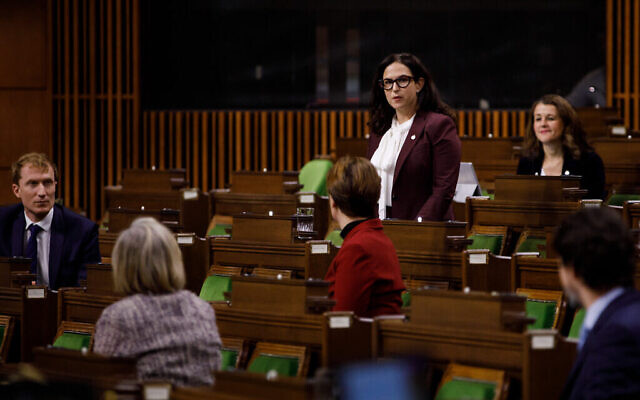 La députée Yaara Saks pose une question au Premier ministre canadien Justin Trudeau lors de la période des questions à la Chambre des communes, dans l'Edifice de l'Ouest du Parlement, à Ottawa, au Canada, le 25 novembre 2020. (Autorisation)
