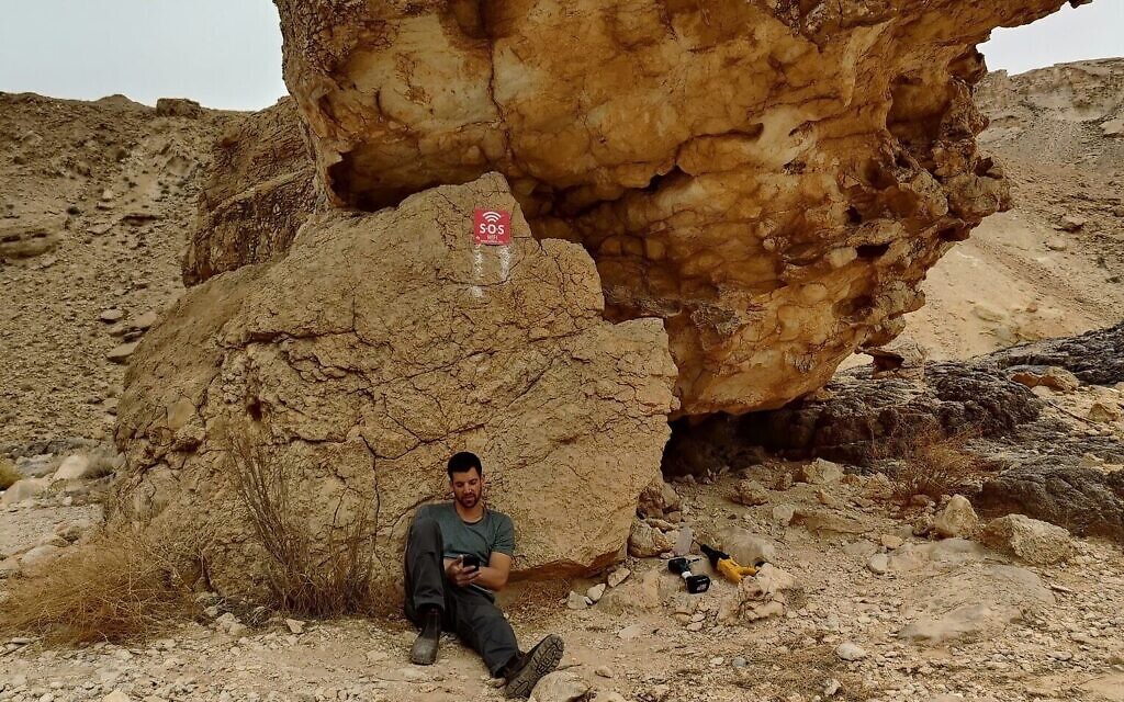 Un travailleur installe un routeur SOS WiFi sur le sentier de randonnée de la rivière Hawwa, dans le sud d'Israël. (Autorisation) Un travailleur installe un routeur SOS WiFi sur le sentier de randonnée de la rivière Hawwa, dans le sud d'Israël. (Autorisation)