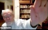 Capture d'écran de Robert Schuyler, professeur associé d'anthropologie et conservateur associé en charge de la section d'archéologie historique au Penn Museum, alors qu'il fait un salut nazi au cours d'une vidéoconférence sur l'archéologie. (Twitter)