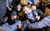 Une bousculade entre des manifestants anti-Netanyahu et les forces de police lors d'une manifestation dans la ville de Binyamina, dans le nord du pays, le 31 décembre 2020. (Capture d'écran : Twitter)