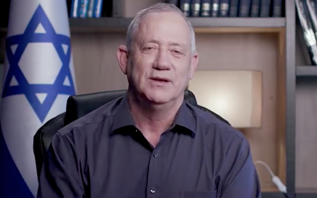 Le président de Kakhol lavan Benny Gantz dans un discours hebdomadaire prononcé sur Facebook, le 22 janvier 2021. (Capture d'écran/ Facebook) Le président de Kakhol lavan Benny Gantz dans un discours hebdomadaire prononcé sur Facebook, le 22 janvier 2021. (Capture d'écran/ Facebook)