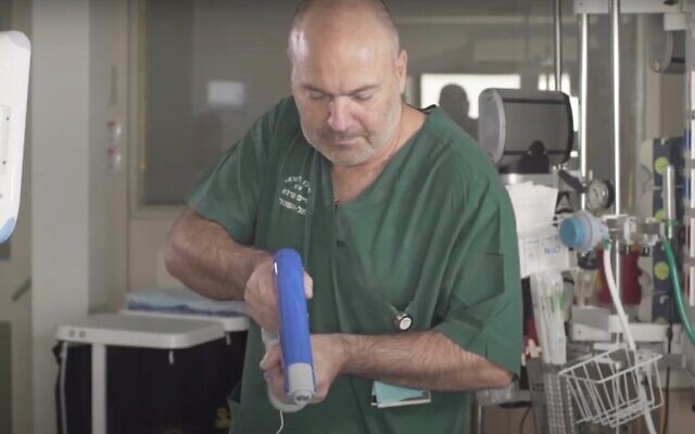 Un médecin utilise le pistolet Spincare pour traiter des blessures. (YouTube) Un médecin utilise le pistolet Spincare pour traiter des blessures. (YouTube)