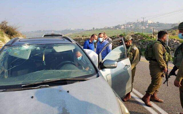 Une voiture frappée par des pierres lors d'un attentat terroriste présumé près de l'implantation de Neve Tzuf, en Cisjordanie, le 3 janvier 2021. (Crédit ;Conseil régional de Binyamin) Une voiture frappée par des pierres lors d'un attentat terroriste présumé près de l'implantation de Neve Tzuf, en Cisjordanie, le 3 janvier 2021. (Crédit ;Conseil régional de Binyamin)