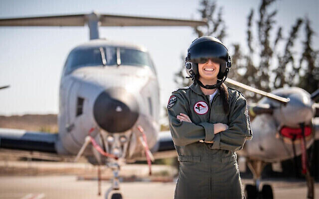 Une jeune femme de 21 ans, dont le nom n'a pas été dévoilé par la censure israélienne, est la première femme américaine pilote de l'armée de l'air d'Israël. (Tsahal)