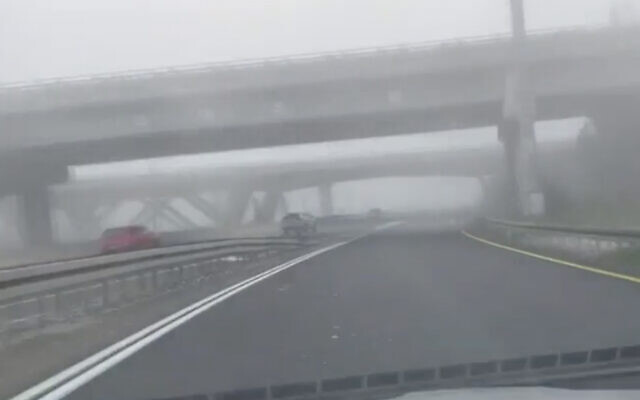 Brouillard dans le centre d'Israël, le 3 janvier 2020. (Capture d'écran/YouTube)