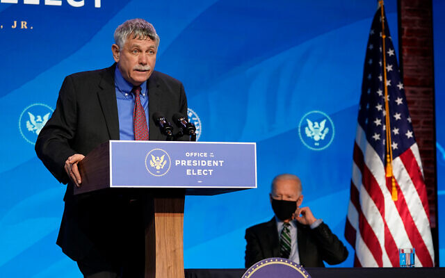 Le président-élu Joe Biden, à droite, écoute Eric Lander, choisi pour devenir directeur du bureau des politiques scientifiques et technologie et conseiller présidentiel lors d'un événement à  Wilmington, dans le Delaware, le 16 janvier 2021. (Crédit : AP Photo/Matt Slocum)