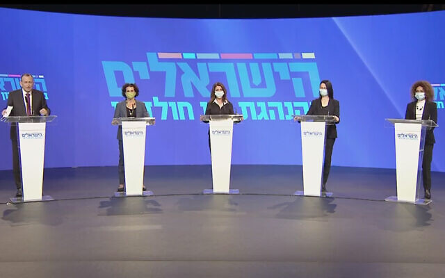 Le maire de Tel Aviv Ron Huldai, à gauche, présente quatre femmes figurant sur la liste de son nouveau parti, Halsraelim. (Capture d'écran : Facebook) Le maire de Tel Aviv Ron Huldai, à gauche, présente quatre femmes figurant sur la liste de son nouveau parti, Halsraelim. (Capture d'écran : Facebook)