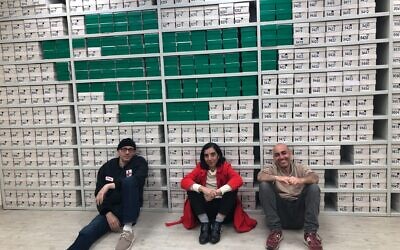 Le musicien Asaf Roth, à gauche, la directrice artistique Anat Safran, au milieu, et le réalisateur Zvi Sahar du projet de l'Ensemble Itim Gnazim Itim Ensemble qui a été réalisé à la bibliothèque publique Beit Ariela de Tel Aviv et dont la première a eu lieu le 28 décembre 2020. (Crédit : Jessica Steinberg/Times of Israel)