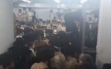 Des centaines d'ultra-orthodoxes appartenant à la dynastie hassidique Toldos Aharon lors d'un mariage à Beitar Illit, violant les règles contre le coronavirus, le 5 janvier 2021. (Capture d'écran : Twitter)
