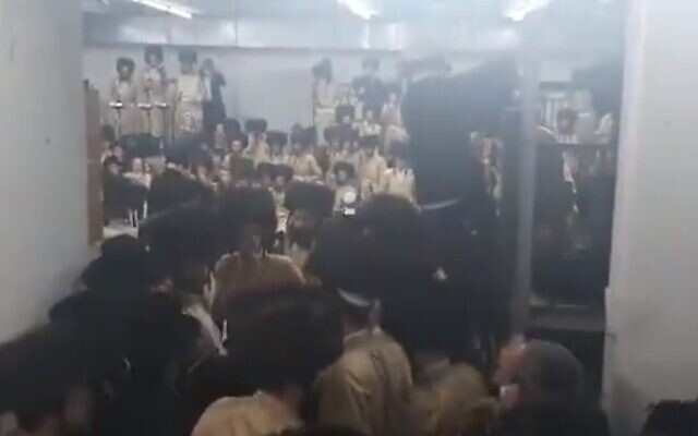 Des centaines d'ultra-orthodoxes appartenant à la dynastie hassidique Toldos Aharon lors d'un mariage à Beitar Illit, violant les règles contre le coronavirus, le 5 janvier 2021. (Capture d'écran : Twitter) Des centaines d'ultra-orthodoxes appartenant à la dynastie hassidique Toldos Aharon lors d'un mariage à Beitar Illit, violant les règles contre le coronavirus, le 5 janvier 2021. (Capture d'écran : Twitter)