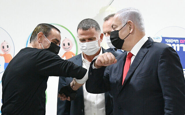 Le Premier ministre Benjamin Netanyahu et le ministre de la Santé Yuli Edelstein au dispensaire qui a vacciné le millionième Israélien contre la COVID-19, à Umm al-Fahm, le 1er janvier 2021. (Crédit : Haim Zach / GPO) Le Premier ministre Benjamin Netanyahu et le ministre de la Santé Yuli Edelstein au dispensaire qui a vacciné le millionième Israélien contre la COVID-19, à Umm al-Fahm, le 1er janvier 2021. (Crédit : Haim Zach / GPO)