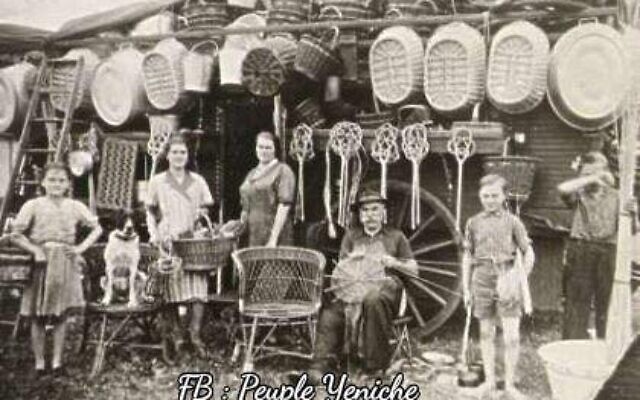 Un des métiers traditionnels des Yéniches, le remoulage. (Crédit : FB/Peuple Yeniche)