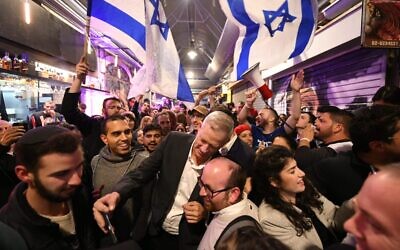 Benny Gantz, chef du parti Kakhol lavan, visite le marché Mahane Yehuda de Jérusalem, le 28 mars 2019. (Sharia Diamnet)
