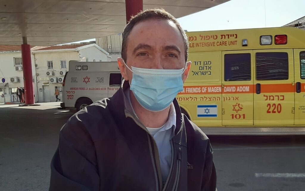 Le rabbin Mike Schultz aux abords du centre médical Rambam de Haïfa, le 30 décembre 2020. (Crédit : Nathan Jeffay/Times of Israel) Le rabbin Mike Schultz aux abords du centre médical Rambam de Haïfa, le 30 décembre 2020. (Crédit : Nathan Jeffay/Times of Israel)