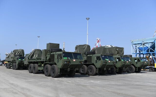Une batterie de défense antimissile Dôme de Fer chargée sur un navire pour être livrée aux États-Unis, en janvier 2021. (Crédit : Ministère de la Défense) Une batterie de défense antimissile Dôme de Fer chargée sur un navire pour être livrée aux États-Unis, en janvier 2021. (Crédit : Ministère de la Défense)