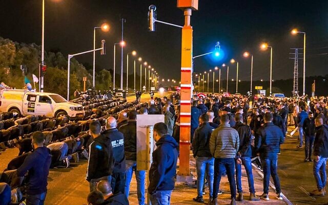 Des manifestants arabes israéliens prient dans le cadre d'une manifestation contre la violence dans les communautés arabes, le mercredi 6 janvier 2021. (Autorisation) Des manifestants arabes israéliens prient dans le cadre d'une manifestation contre la violence dans les communautés arabes, le mercredi 6 janvier 2021. (Autorisation)