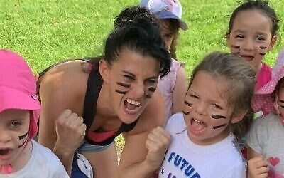 L'athlète Acro Ninja Tami Jeffay et son équipe de Mighty Girls, en août 2020.(Crédit : Tami Jeffay)