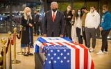 Le Premier ministre Benjamin Netanyahu rend hommage au regretté milliardaire juif américain Sheldon Adelson après l'arrivée de son cercueil à l'aéroport Ben Gurion, le 14 janvier 2021. (Crédit : Ami Shooman/Israël Hayom)