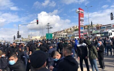 Photo d'illustration : Des manifestants protestent contre la propagation de la violence et du crime dans les communautés arabes israéliennes, en plus de la prétendue négligence de la police, à Oum al-Fahm le vendredi 15 janvier 2021 (Crédit : Yousef Jabareen)