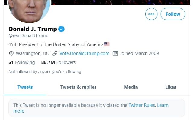 Une capture d'écran du compte Twitter du président américain Donald Trump avec deux publications bloquées par Twitter, le 6 décembre 2021. (Capture d'écran) Une capture d'écran du compte Twitter du président américain Donald Trump avec deux publications bloquées par Twitter, le 6 décembre 2021. (Capture d'écran)