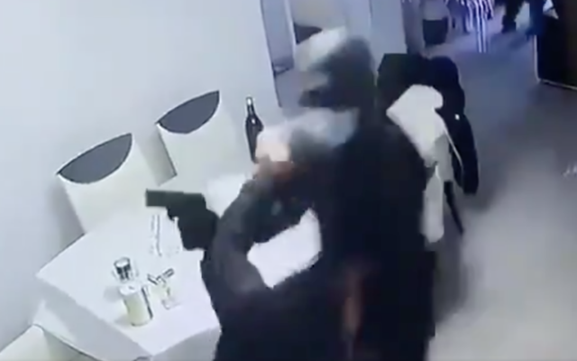 Capture d’écran de l’agression qui a eu lieu au domicile d’un couple juif le vendredi 22 janvier 2021 à Montmagny, dans le Val-d'Oise. (Crédit : Twitter) Capture d’écran de l’agression qui a eu lieu au domicile d’un couple juif le vendredi 22 janvier 2021 à Montmagny, dans le Val-d'Oise. (Crédit : Twitter)