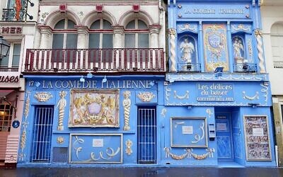 La façade de la Comédie italienne, dans le 14e arrondissement de Paris, en novembre 2016. (Crédit : Guilhem Vellut/Wikimedia Commons)